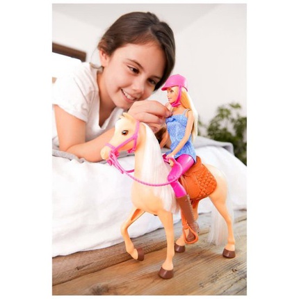 Papusa Barbie cu accesorii pentru calarit si cal