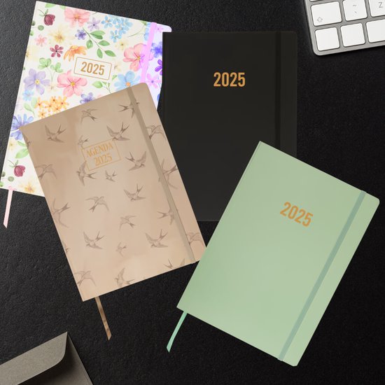 Maxenza Agenda 2025 – Agenda 2005 Volwassenen – A4 Formaat – Luxe Fine Feel Editie – Harde Kaft – Met Leeslint – Inclusief 3 Balpennen – FSC®-gecertificeerd Papier - Zwart